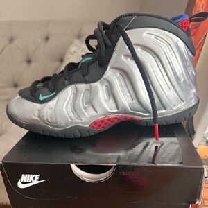 Kids Nike Foamposite 
Metallic silver/dusty cactus